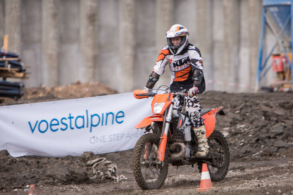 Unter dem Motto „Das MotoCross-Training deines Lebens“ suchte die voestalpine gemeinsam mit KTM zehn leidenschaftliche Motocross-Fahrer für ein einzigartiges Trainingserlebnis auf dem Baufeld des künftig modernsten Edelstahlwerks der Welt. Unter Anleitung der beiden Enduro-Profis Manuel und Andreas Lettenbichler erlebten die Teilnehmer Mitte September einen actionreichen Trainingstag in Kapfenberg, Bildquelle: voestalpine.com (21.09.2018) 