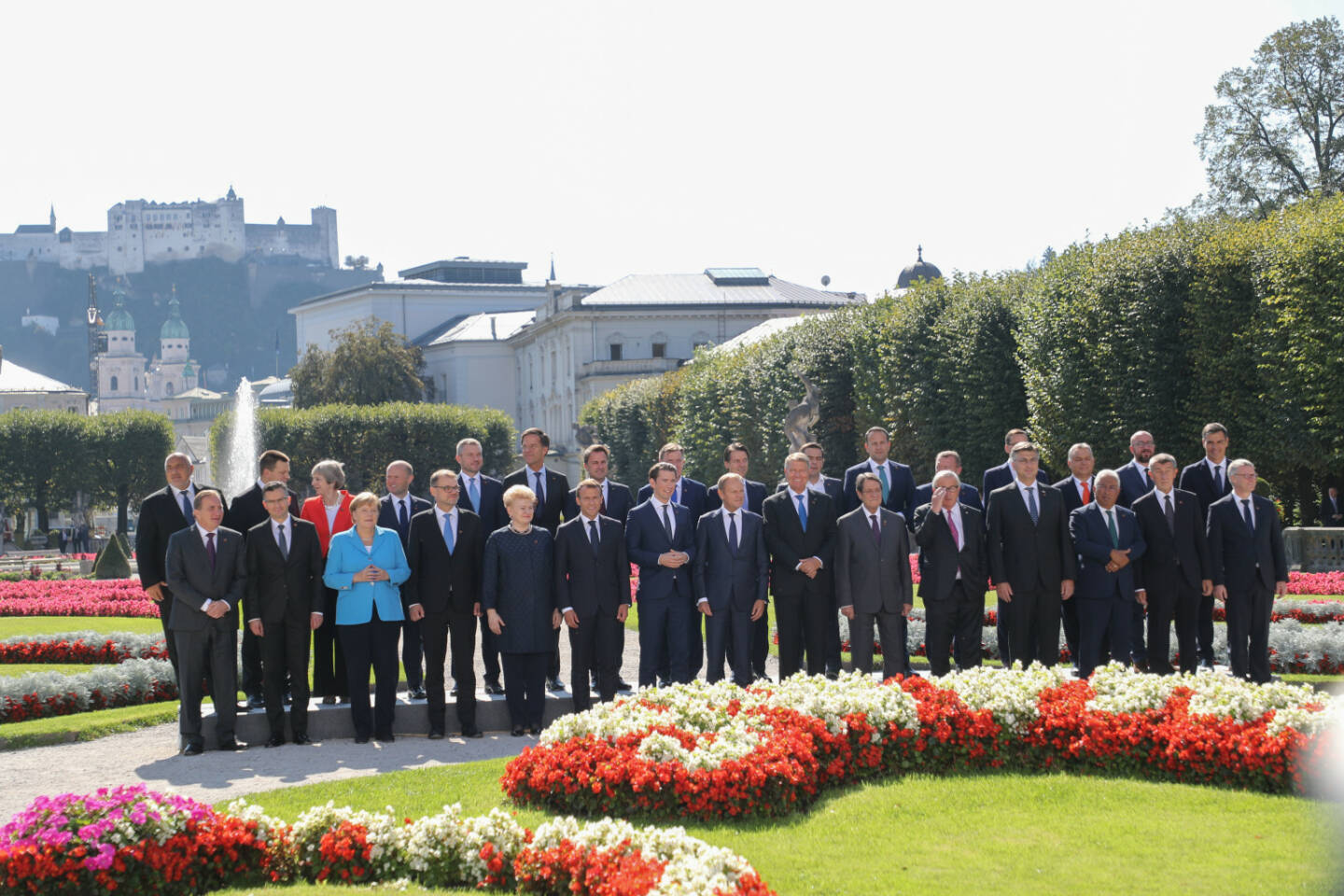 Der EU-Gipfel hat das SalzburgerLand mit der Stadt Salzburg in den Blickwinkel einer breiten Öffentlichkeit gestellt.  Die 28 europäischen Staats- und Regierungschefs mit ihren Delegationsmitgliedern zeigten sich von Österreich und Salzburg als Gastgeber begeistert. im Bild: u.a. Angela Merkel, Sebastian Kurz, Theresa May,  ... Fotocredit: LMZ/Franz Neumayr