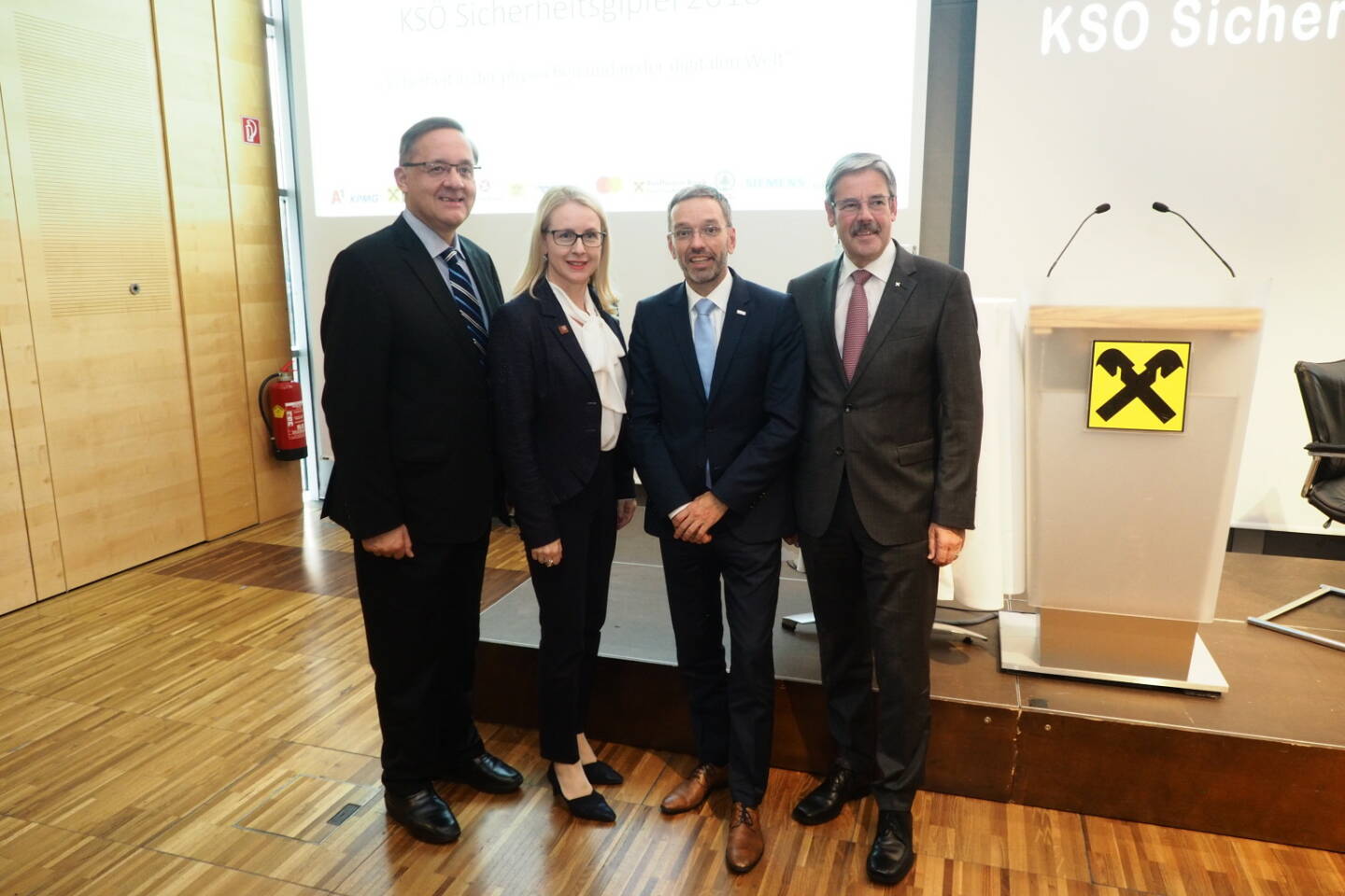 Kuratorium Sicheres Österreich (KSÖ): KSÖ Sicherheitsgipfel: Herausforderungen der Sicherheit gemeinsam lösen; KSÖ-Vizepräsident Dr. Günther Ofner, Bundesministerin Dr. Margarete Schramböck, Bundesminister Herbert Kickl und KSÖ-Präsident Mag. Erwin Hameseder (C) KSÖ/Allwissner