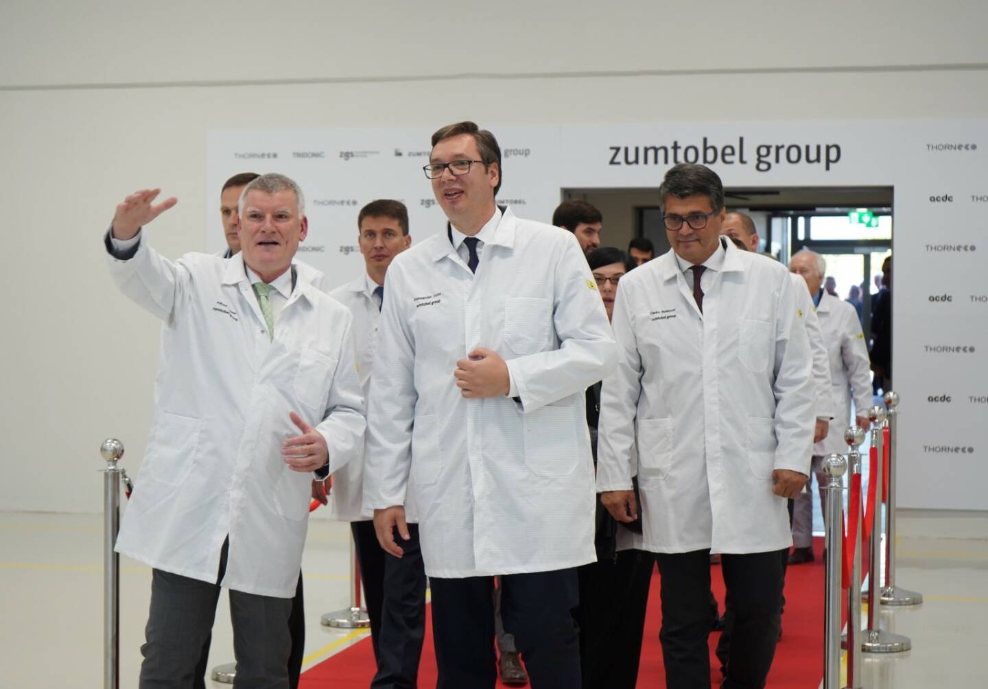 Zumtobel Group eröffnet neues Werk in Niš, Serbien: Erste Reihe. V.l.n.r: Alfred Felder, CEO Zumtobel Group, Aleksandar Vučić Präsident der Republik Serbien und Darko Bulatović, Bürgermeister von Niš. Credit: Zumtobel