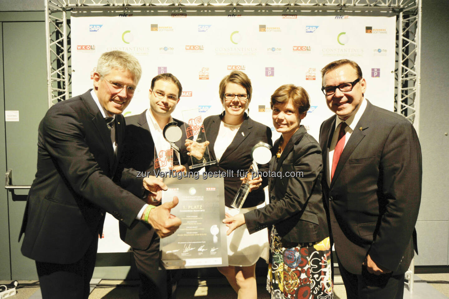 Der erste Preis in der Kategorie Kommunikation & Netzwerke ging an das Wiener Unternehmen Loop 21 GmbH (v.l.n.r.): Robert Bodenstein (Obmann UBIT-Wien), Tomas Pavelka (Senior Business Development Manager, Loop 21), Melanie Tasser (CMO, Loop 21), Andrea Hazivar (Geschäftsführerin Fachgruppe UBIT Wien), Wolfgang Gratzer (Generali)