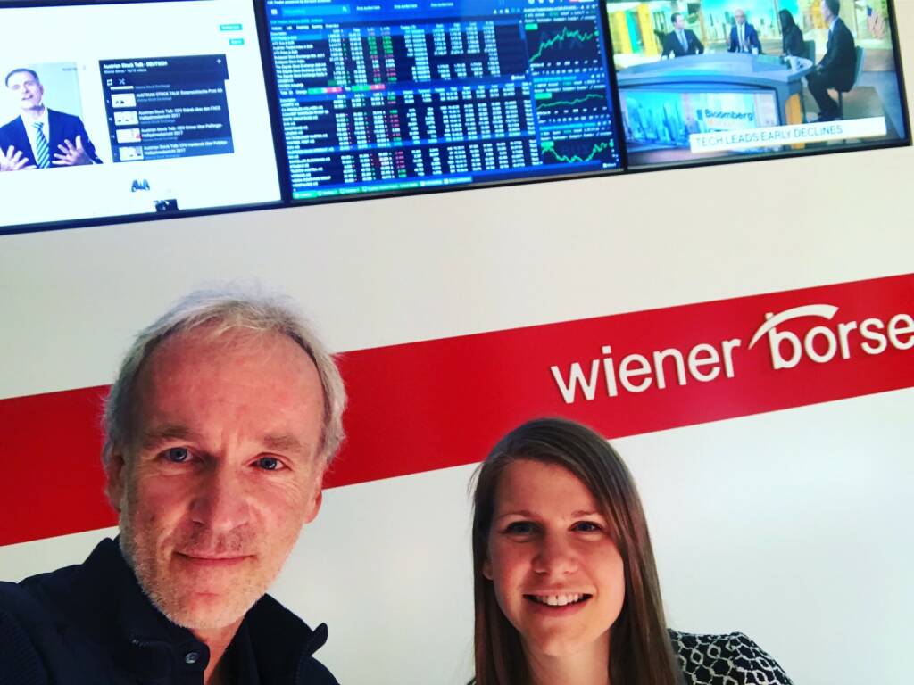 Mit Julia Resch vor den neuen Foyer-Screens in der Wiener Börse (04.10.2018) 