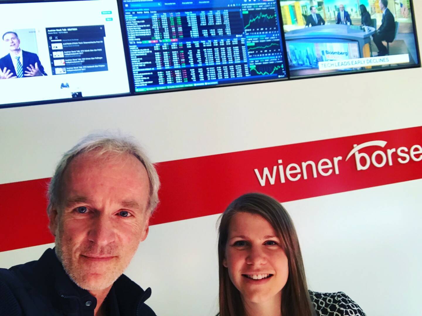 Mit Julia Resch vor den neuen Foyer-Screens in der Wiener Börse