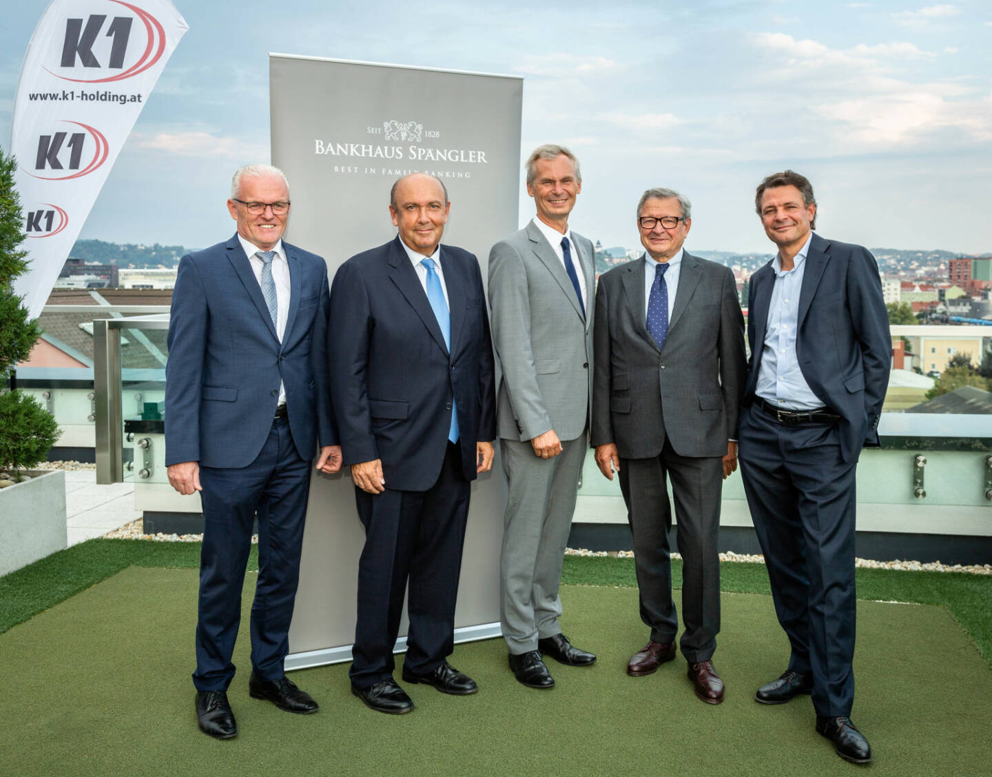 Luden Familienunternehmer zum Business Talk in den Grazer K1 Tower (v.l.): Rudolf Weininger (Leiter Bankhaus Spängler Graz), Helmut Konrad, Georg Jungwirth (Fachhochschule der Wirtschaft CAMPUS 02) sowie Heinrich und Carl-Philipp Spängler. Bildquelle: Stephan Friesinger