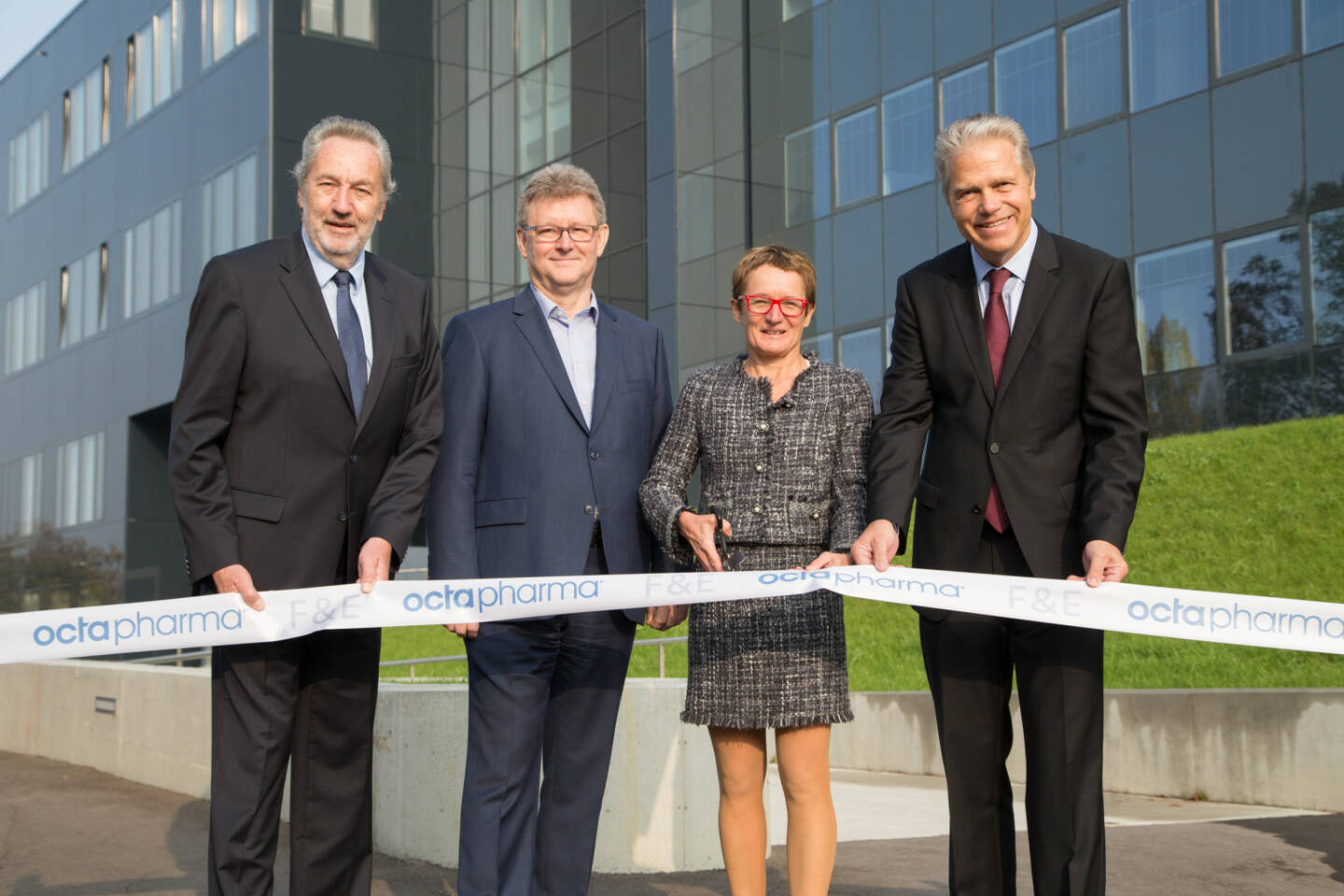 Der internationale Pharmakonzern Octapharma baut den Wiener Standort massiv aus. Die neue Forschungs- und Entwicklungszentrale umfasst auf sechs Ebenen Laborbereiche, Büros, Open Space-Bereiche und Besprechungsräume. Es bietet auf 4.500 m² Nutzfläche über 100 hochqualifizierten Personen einen modernen, zukunftssicheren Arbeitsplatz. Die Investitionssumme liegt bei 23,5 Mio. Euro. Im Bild v.l.n.r.: Josef Kaindl, stv. Bezirksvorsteher Favoriten; Wolfgang Frenzel, Octapharma; Barbara Rangetiner, Octapharma; Anton G. Ofner, WKW; Fotocredit: Octapharma Pharmazeutika Produktionsges.m.b.H./APA-Fotoservice/Juhasz