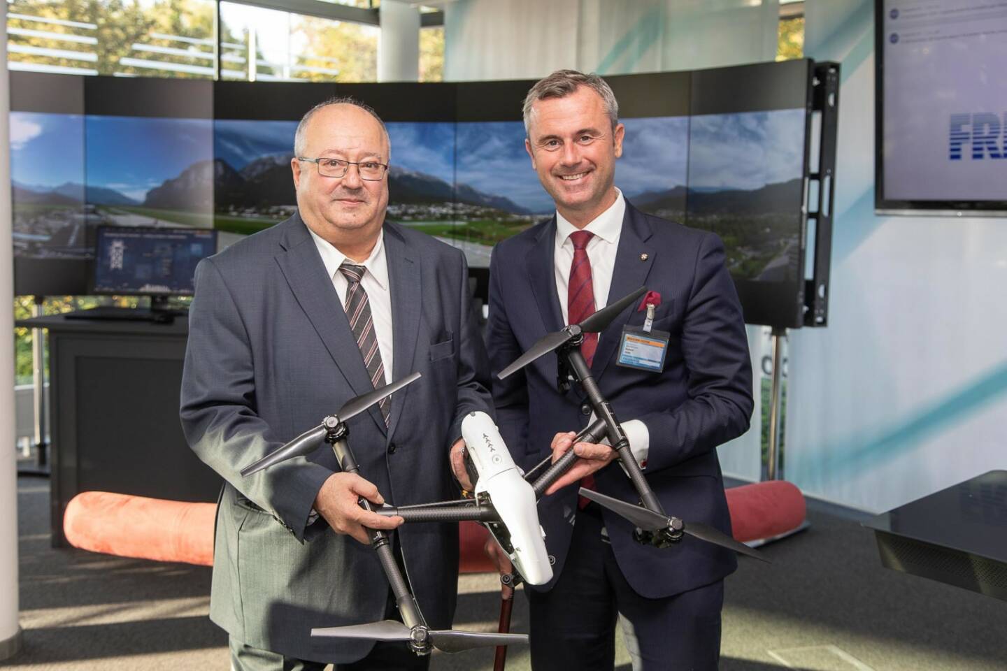 Im Rahmen eines Firmenbesuches bei der Frequentis AG in Wien konnte sich Technologie- und Infrastrukturminister Norbert Hofer von der Innovationskraft der österreichischen High-Tech Schmiede überzeugen. Hofer gratuliert Frequentis zum EU-Auftrag für die Mitwirkung bei groß angelegten DrohnentestsFrequentis-Eigentümer Hannes Bardach ließ es sich nicht nehmen, den Herrn Bundesminister zu den laufenden Innovationsvorhaben sowie Projekten zu informieren. Fotocredit: Frequentis AG/APA-Fotoservice/Tanzer