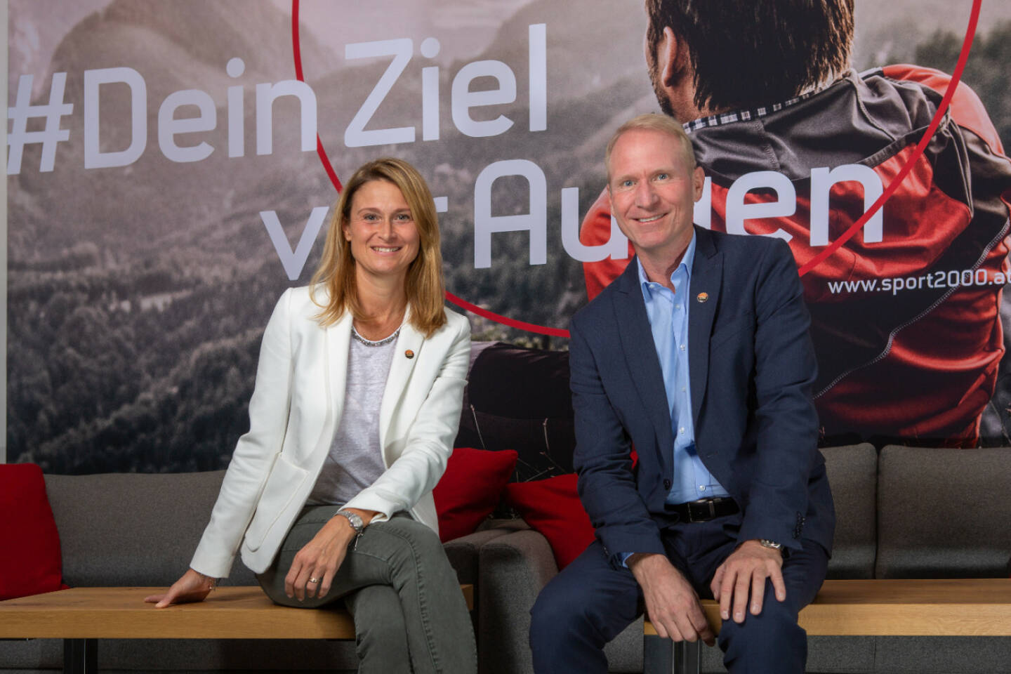 SPORT 2000 startet neue Marketingkampagne #DeinZielvorAugen; Vorstand Dr. Holger Schwarting und Marketingleiterin Mag. Natascha Krawinkler, haben mit dem neuen Markenauftritt das Ziel von SPORT 2000 klar vor Augen; Fotocredit: SPORT 2000