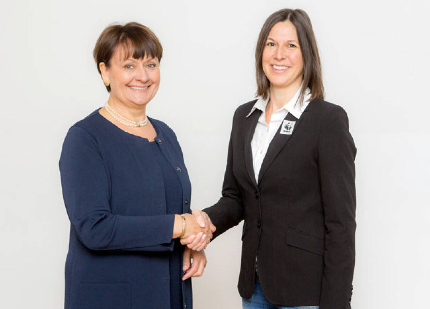 WWF-Geschäftsführerin Andrea Johanides (r.) und BKS Bank-Vorstandsvorsitzende Herta Stockbauer kooperieren zur Verbesserung des Klimaschutzes; Foto: Matthias Silveri