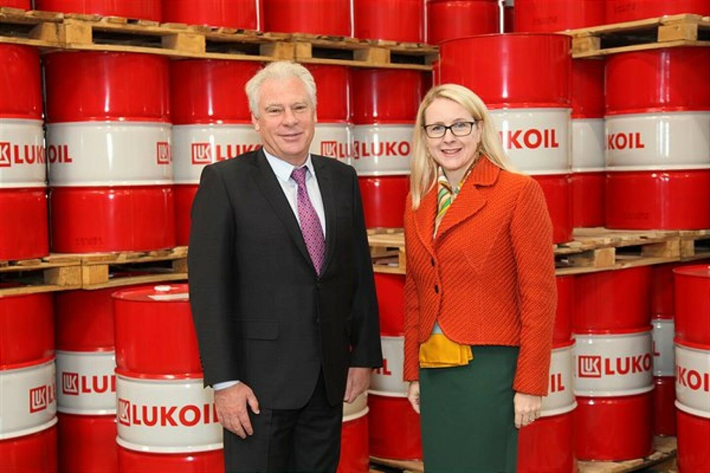 Nachhaltigkeits-Gespräche mit BM Schramböck bei LUKOIL in der Lobau, (v.l.n.r.): Alexander Matytsyn (CEO der LUKOIL INTERNATIONAL GmbH) und Margarete Schramböck (Bundesministerin für Digitalisierung und Wirtschaftsstandort); Fotocredit: © Pawel Gruszkiewicz, cimmic photography