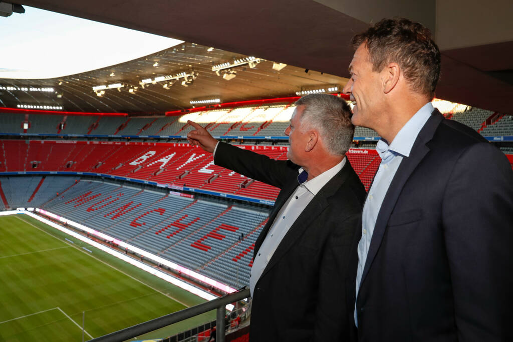 Zumtobel Group startet Lichtpartnerschaft mit dem FC Bayern München: Bayern München Marketing-Vorstand Andreas Jung (rechts) und Zumtobel-CEO Alfred Felder in der Allianz Arena München, Credit: Zumtobel, © Aussendung (18.10.2018) 