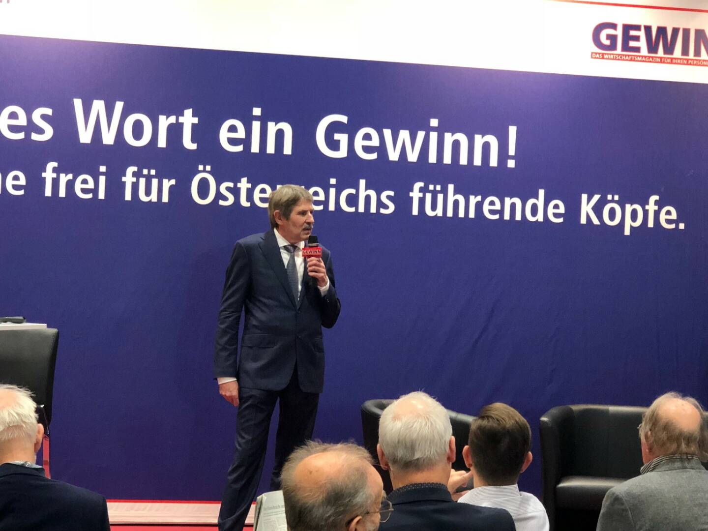 S Immo-Chef Ernst Vejdovszky als Star der Stunde auf der Gewinn Messe