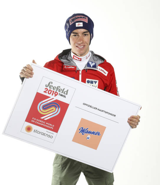 Auch diese Saison ist Manner im Skisprung-Zirkus präsent: mit neuem Team und als Hauptsponsor der FIS Nordischen Ski Weltmeisterschaft bringt Manner wieder viel „Rosa“ in den beliebten Wintersport; Stefan Kraft präsentiert Manner als Hauptsponsor der FIS Nordischen Ski Weltmeisterschaften 2019 in Seefeld; Fotocredit: GEPA pictures/Manner, © Aussendung (19.10.2018) 