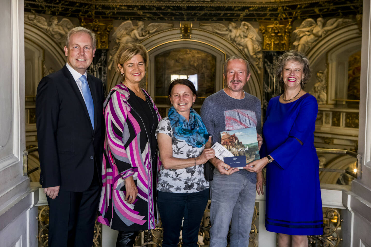 Österreichische Lotterien feiern ein Ehepaar aus OÖ als 100.000sten Besucher eines Lotterien Tages; Theresia (Mitte) und Josef Gruber (2.v.r.), flankiert von Mag. Bettina Glatz-Kremsner (2.v.l.), Museums-Direktorin Dr. Sabine Haag und KHM-Geschäftsführer Dr. Paul Frey; Fotocredit:Österreichische Lotterien/Achim Bieniek