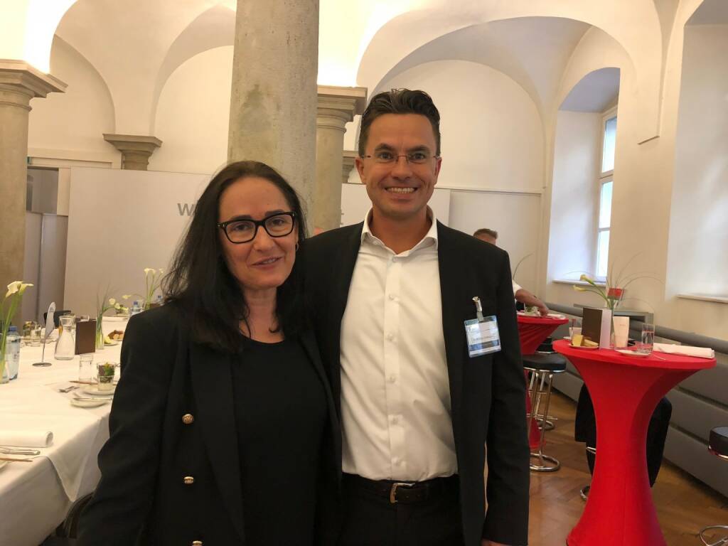 Präsentation des neuen Österreich-Fonds der WSS Vermögensmanagement GmbH in der Säulenhalle der Wiener Börse: Snezana Jovic (Geld Magazin), Michael Schwaiger (WSS) (22.10.2018) 