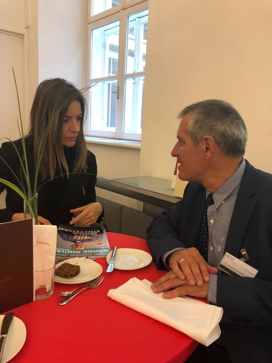 Präsentation des Österreich-Fonds der WSS Vermögensmanagement GmbH: Geschäftsführer Herbert Scherrer mit Börse Social Magazine-Redakteurin Christine Petzwinkler