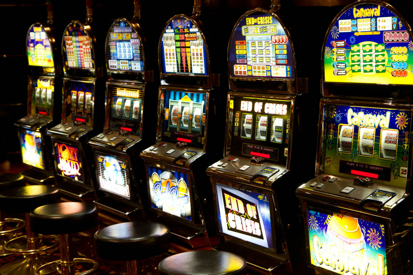 Casino, slot machines, einarmige Banditen, Glück - https://de.depositphotos.com/27037999/stock-photo-slot-machine-in-casino.html