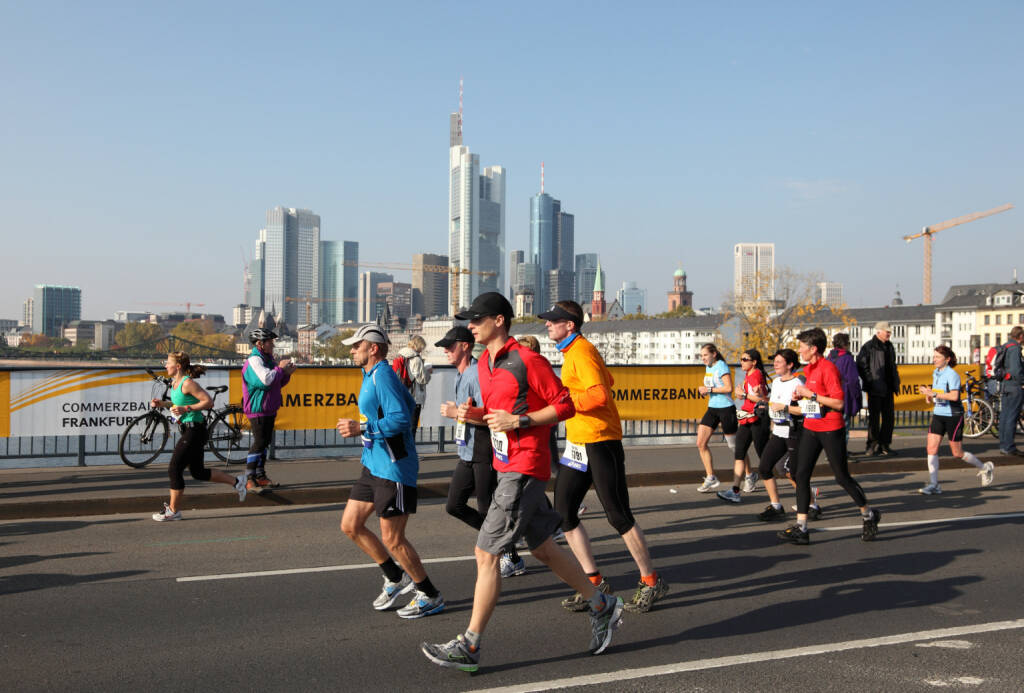 Frankfurt Marathon, Main, Commerzbank https://de.depositphotos.com/12410089/stock-photo-runners-on-the-bridge-over.html, © <a href=