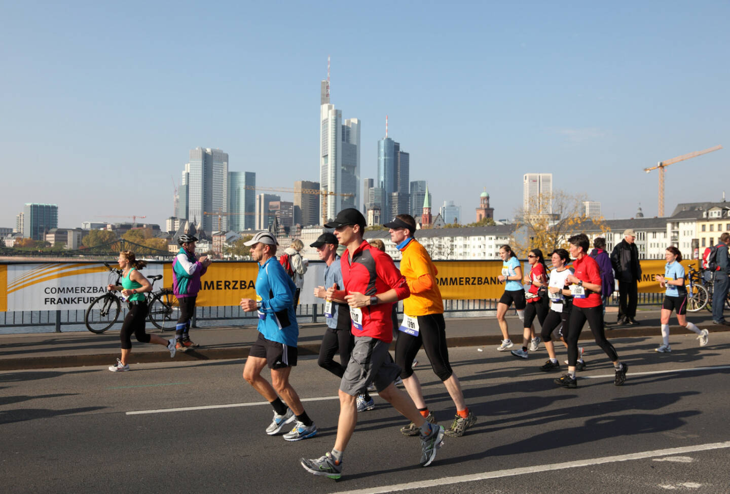 Frankfurt Marathon, Main, Commerzbank https://de.depositphotos.com/12410089/stock-photo-runners-on-the-bridge-over.html