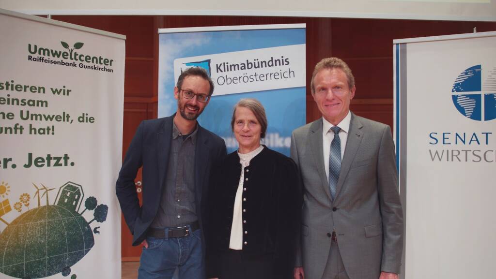 v.l. Mag. Norbert Rainer vom Klimabündnis Oberösterreich, Univ.-Prof. Dr. Helga Kromp-Kolb und Dr. Hubert Pupeter, Geschäftsleiter des Umweltcenters der Raiffeisenbank Gunskirchen, beim 2. Forum „Das gute Geld – Investieren mit MehrWert“ in Gunskirchen. Credit: Umweltcenter der Raiffeisenbank Gunskirchen (29.10.2018) 