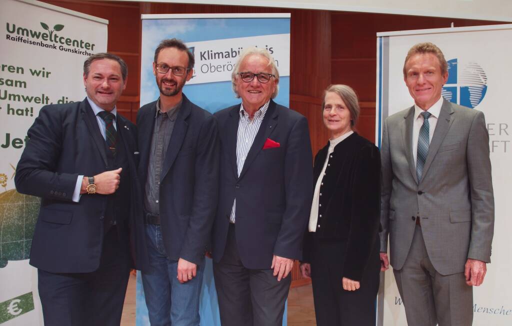 Jochen Ressel vom Senat der Wirtschaft; Mag. Norbert Rainer vom Klimabündnis Oberösterreich; Hans Harrer, Vorstandsvorsitzender Senat der Wirtschaft; Univ.-Prof. Dr. Helga Kromp-Kolb; Dr. Hubert Pupeter, Geschäftsleiter des Umweltcenters der Raiffeisenbank Gunskirchen; Credit: Umweltcenter der Raiffeisenbank Gunskirchen (29.10.2018) 