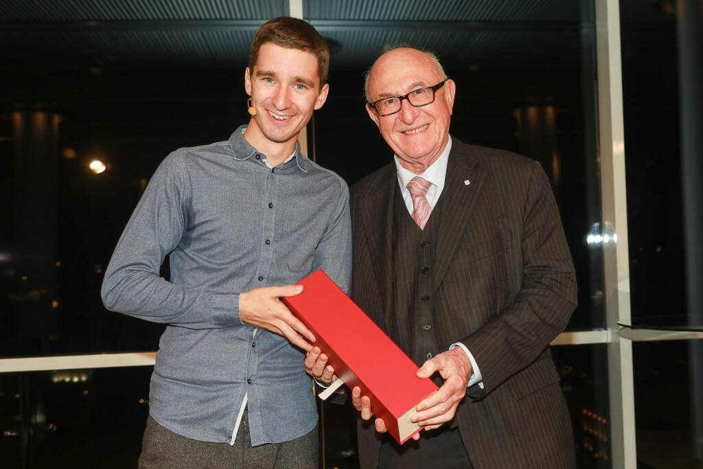 Der Wiener Städtische Versicherungsverein lud im Rahmen der Reihe „Kunst im Turm“ zu einer zündenden Kabarettvorstellung mit Jungstar Clemens Maria Schreiner, hierim Bild mit Günter Geyer (Vorstandsvorsitzender des Wiener Städtischen Versicherungsvereins): Credit: Wiener Städtische Versicherungsverein
 (31.10.2018) 