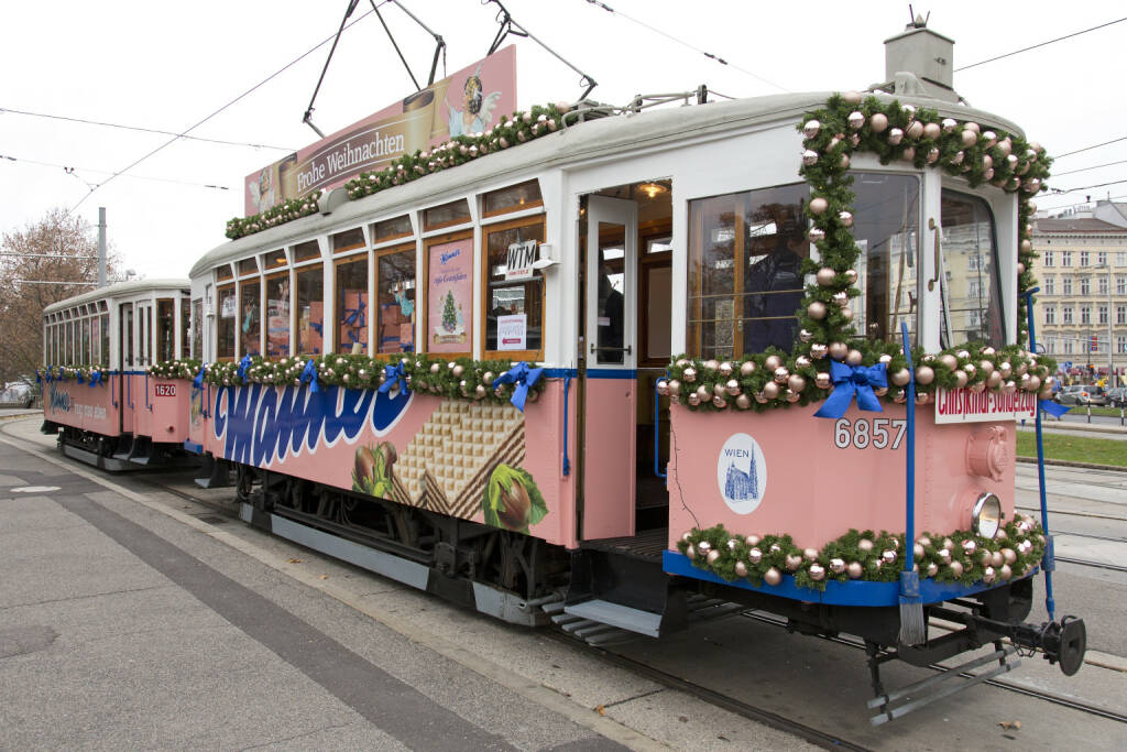 Ostern und Weihnachten ist Manner-Straßenbahnzeit. Wie jedes Jahr zur Vorweihnachtszeit dreht die Manner Straßenbahn auch heuer wieder ihre beliebte Ringrunde in Wien. Traditionell lädt Manner zu dieser Fahrt mit der nostalgischen, rosa Manner Straßenbahn auf der Wiener Ringstraße ein. Credit: Manner/Noll, © Aussender (08.11.2018) 