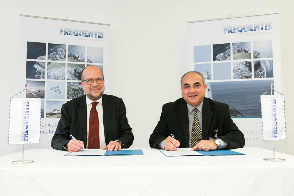 Die ägyptische River Transport Authority beauftragte Frequentis mit einem innovativen Informationssystem, das für die Optimierung des Transportaufkommens auf dem Nil sorgt. Als Partner mit im Boot ist die Oesterreichische Kontrollbank AG (OeKB), die mit Unterstützung des Bundesministeriums für Finanzen (BMF) eine Soft-Loan-Finanzierung bereitgestellt hat. Die Anfang November erfolgte Werkabnahme in der Frequentis-Firmenzentrale markiert einen wichtigen Meilenstein für den Projektabschluss. im Bild: Hermann Mattanovich (Mitglied des Vorstands, Frequentis AG) und Abdelazim Mohamed Ali (Chairman RTA, River Transport Authority Egypt) unterzeichnen die erfolgreiche Werkabnahme; Fotocredit:Frequentis AG/APA-Fotoservice/Rastegar, © Aussendung (13.11.2018) 