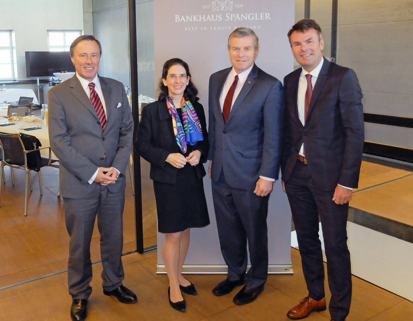 Prominenter Gast Charlie Dent referierte beim „Business Lunch“ von Bankhaus Spängler und DLA Piper; (v.l.): Alceo Bulgarini (Bankhaus Spängler), Maria Doralt (DLA Piper), Gastreferent Charlie Dent und Johann Penzenstadler (Bankhaus Spängler). Credit: Bankhaus Spängler