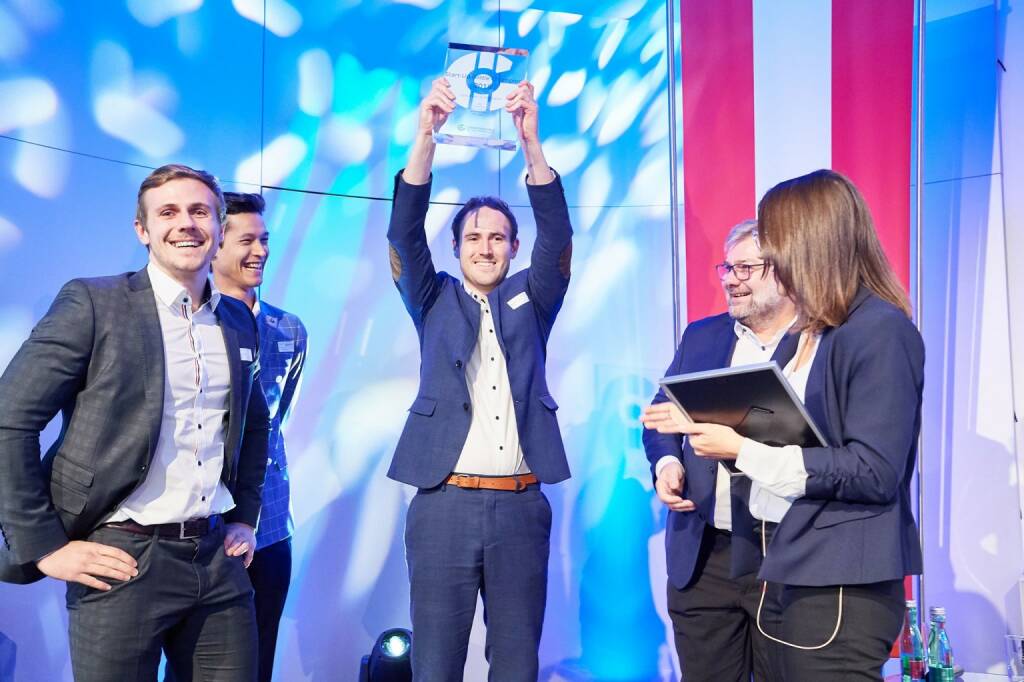 iDWELL holt sich den “StartUp Battle Champion 2018” Titel; Personen:V.l.n.r.: Patrick Huber (Sales Manager iDWELL), Christian Karner (Account Manager iDWELL), Alexander Roth (CEO iDWELL), Karl Friedl (M.O.O.CON), Helene Fink (PR Fink); Fotocredit:IG Lebenszyklus Bau (21.11.2018) 