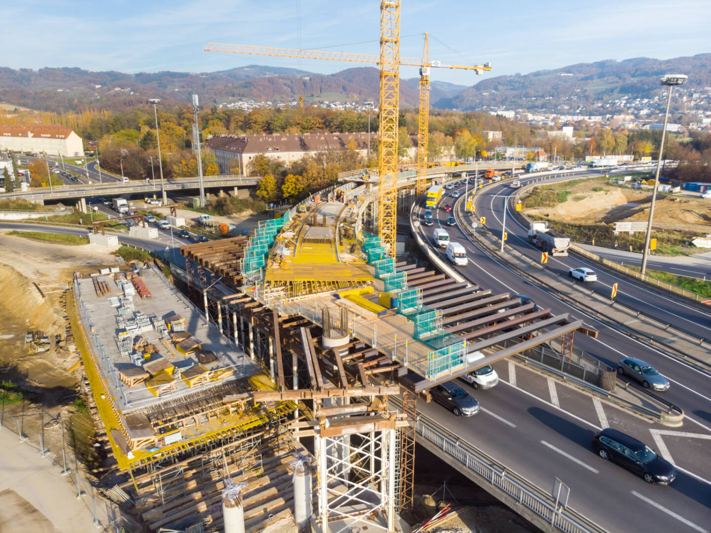 SWIETELSKY: Baufortschritt bei Voestbrücke im Plan - Im ersten Bauabschnitt bekommt die Linzer Voestbrücke zwei zusätzliche Brücken („Bypässe“). Ziel der Bypassbrücken ist weniger Stau bei der Donauquerung durch eine Entflechtung der Verkehrsströme: Lenkerinnen und Lenker, die nach Linz wollen oder von Linz kommen, werden von jenen getrennt, die Linz „nur“ durchfahren. Fotocredit:ASFINAG/Mike Wolf