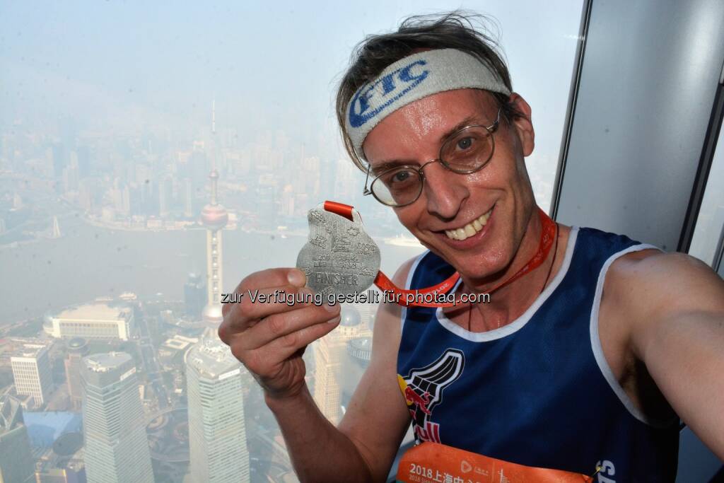 Im Shanghai Tower mit Tiefblick (!) auf den 468 m (!!) hohen Oriental Pearl Tower, Wahrzeichen von Shanghai (28.11.2018) 