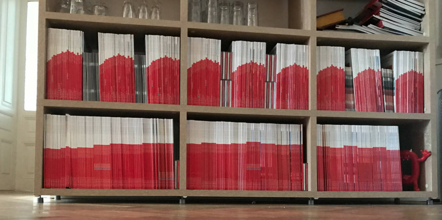 Wien : #boersesocialmagazine zeigt den ATX-Chart im Büro: 9 Sammlungen mit derzeit 22 aneinandergereihten Monatsausgaben, darunter ein gestreckter Chart. http://www.boerse-social.com/magazine . Komplette Sets aller 22 Ausgaben gibts nur noch wenige. Nachfragen.