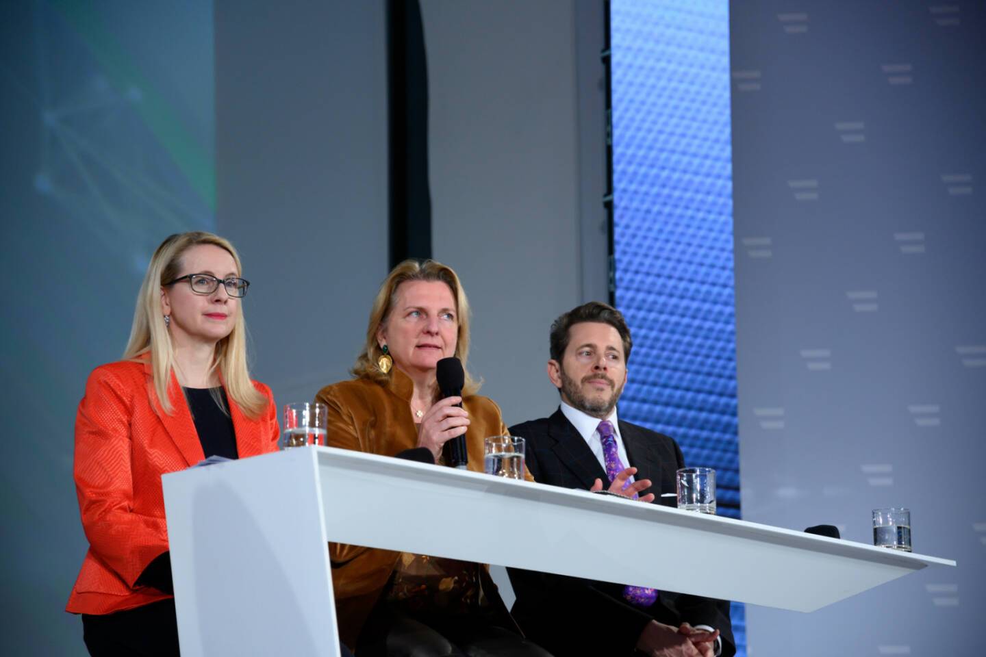 In einer gemeinsamen Veranstaltung in der Aula der Wissenschaft wurde heute die neue Außenwirtschaftsstrategie der Bundesregierung durch Wirtschaftsministerin Margarete Schramböck, Außenministerin Karin Kneissl und Wirtschaftskammerpräsident Harald Mahrer vorgestellt. „Der Erfolg unserer Unternehmen im Ausland schafft Wachstum, Arbeitsplätze und Wohlstand in Österreich. Produkte made in Austria sind beliebt und Aufgabe der Politik ist es, als Türöffner zu fungieren. Die aktive und strategische Unterstützung unserer Wirtschaft ist gerade in einem dynamischen und globalen Umfeld entscheidend für den langfristigen Erfolg. Wir wollen vorhandene Kompetenzen zu einem Netzwerk bündeln und Österreich weltweit als innovativen und digitalen Player in der Welt positionieren“, so Wirtschafts- und Digitalministerin Margarete Schramböck, im Rahmen der heutigen Präsentation. Fotocredit: BMDW