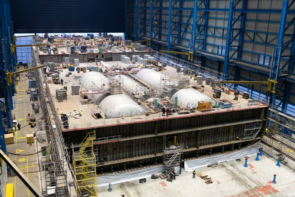 Bereits zum Jahreswechsel herrscht auf der NEPTUN WERFT mit der Fertigung des 140 Meter langen Maschinenraum-Moduls (FERU - Floating Engine Room Unit) für das neue Kreuzfahrtschiff Iona (P&O Cruises) Hochbetrieb. Credit: Meyer Werft GmbH & Co. KG, © <a href=