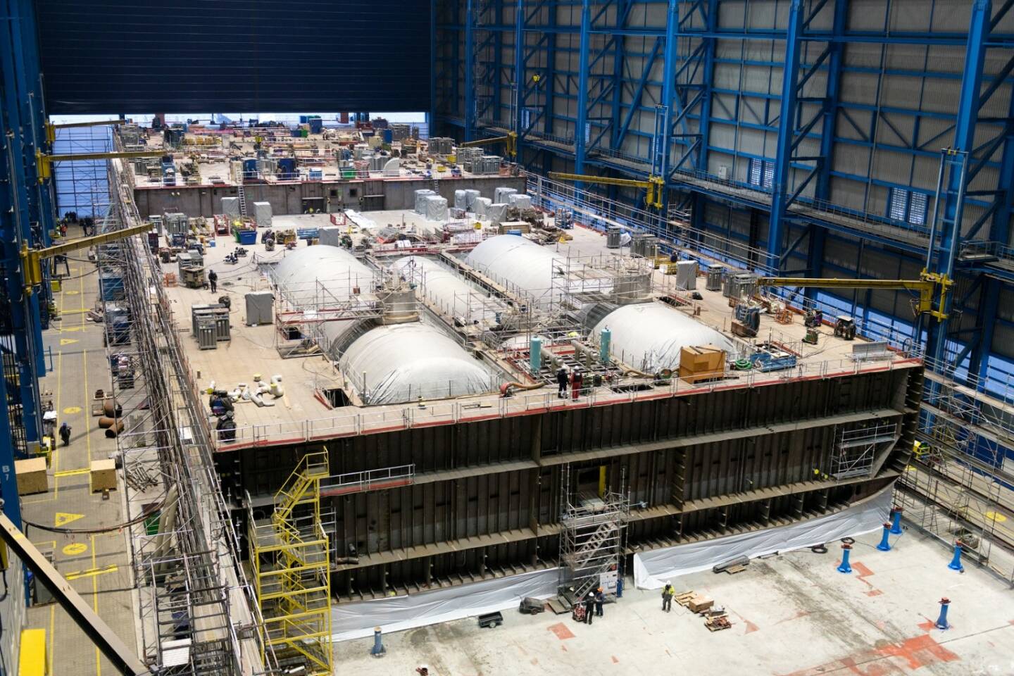 Bereits zum Jahreswechsel herrscht auf der NEPTUN WERFT mit der Fertigung des 140 Meter langen Maschinenraum-Moduls (FERU - Floating Engine Room Unit) für das neue Kreuzfahrtschiff Iona (P&O Cruises) Hochbetrieb. Credit: Meyer Werft GmbH & Co. KG