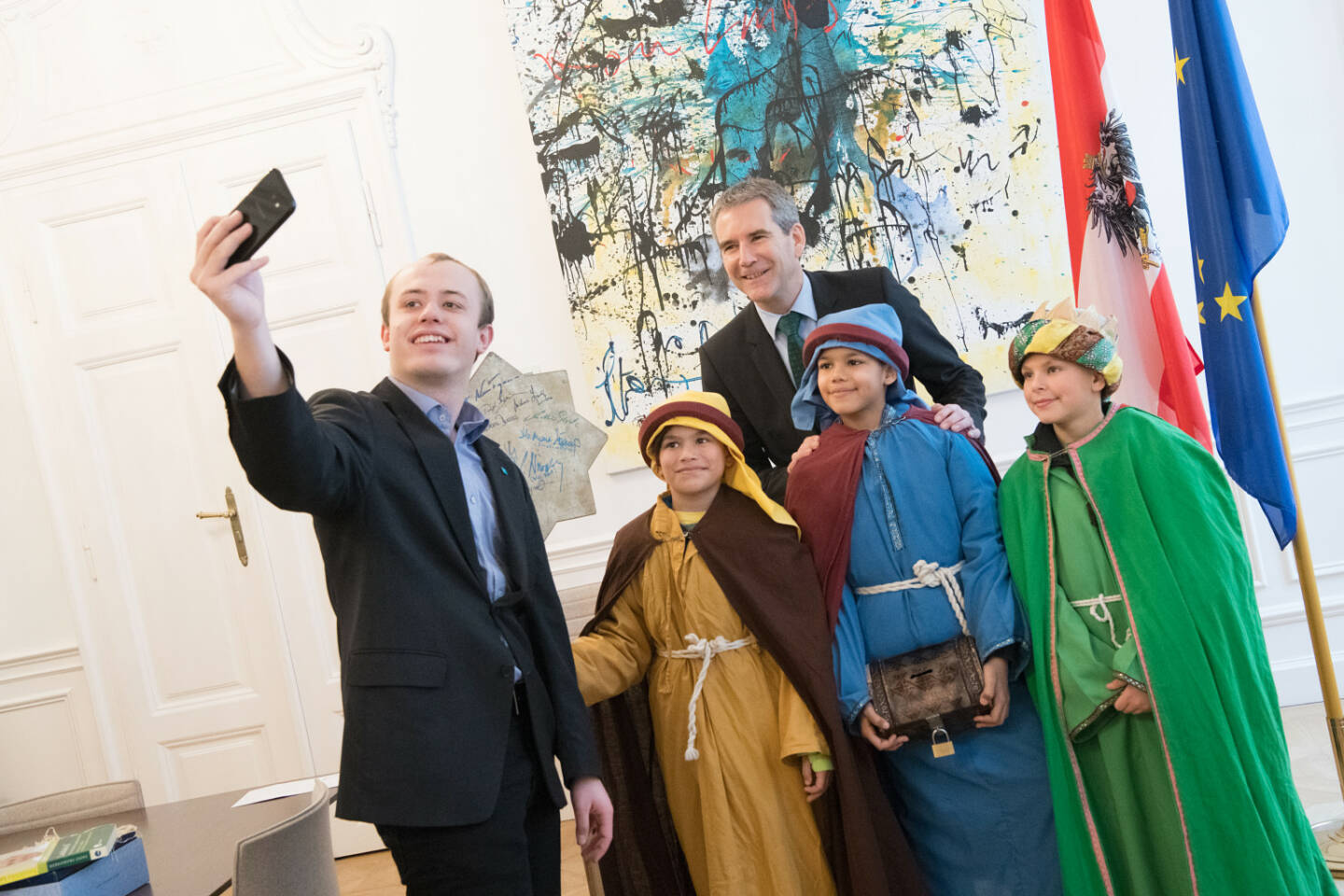 Sternsinger aus der Wiener Pfarre Alser Vorstadt absolvierten heute ihren traditionellen Besuch im Bundesministerium für Finanzen und überbrachten Finanzminister Hartwig Löger die Friedensbotschaft sowie den Segen für das Jahr 2019. Credit: BMF/Wilke