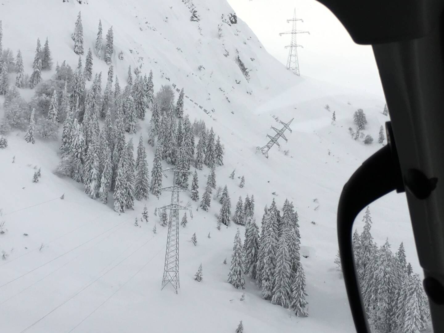 Lawine: Die 220-kV-Leitung des Netzbetreibers Austrian Power Grid (APG) zwischen Kaprun und Salzburg ist im Bereich Maria Alm ausgefallen. Grund dafür ist die extreme Wetterlage in den vergangenen Tagen: Nach den massiven Schneefällen kam es zu einem Lawinenabgang, der einen Mast der Leitung beschädigt hat. Credit: Austrian Power Grid 