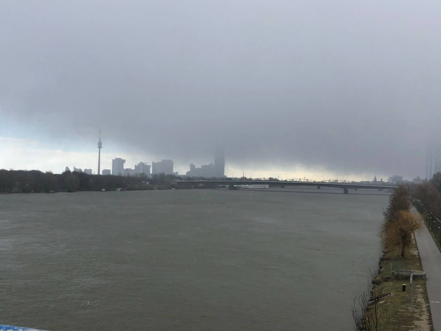 Wien, Donau, dunkle Wolken, Skyline, Donaustadt, Donauturm, Credit: beigestellt