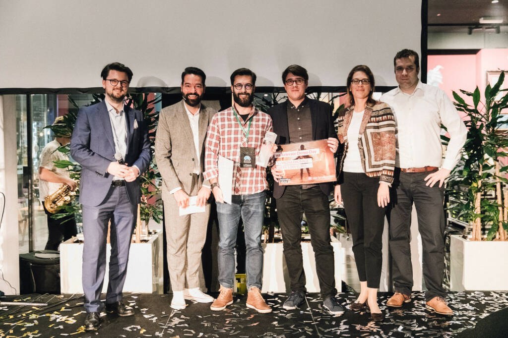 Der Multi-Corporate-Accelerator weXelerate hat am 17. Jänner mit der weXelerate-Pitch Night den dritten Durchlauf seines Accelerator-Programmes mit 36 Startups abgeschlossen. Personen:v. l. n. r. Thomas Kulnigg (Schönherr Rechtsanwälte), Moderator Dejan Stojanovic, Aurelio Jiménez (Zapiens), Martin Pacher (Der Brutkasten), Claudia Witzemann (weXelerate) und Dominik Greiner (weXelerate); Credit: Raphael Moser (18.01.2019) 