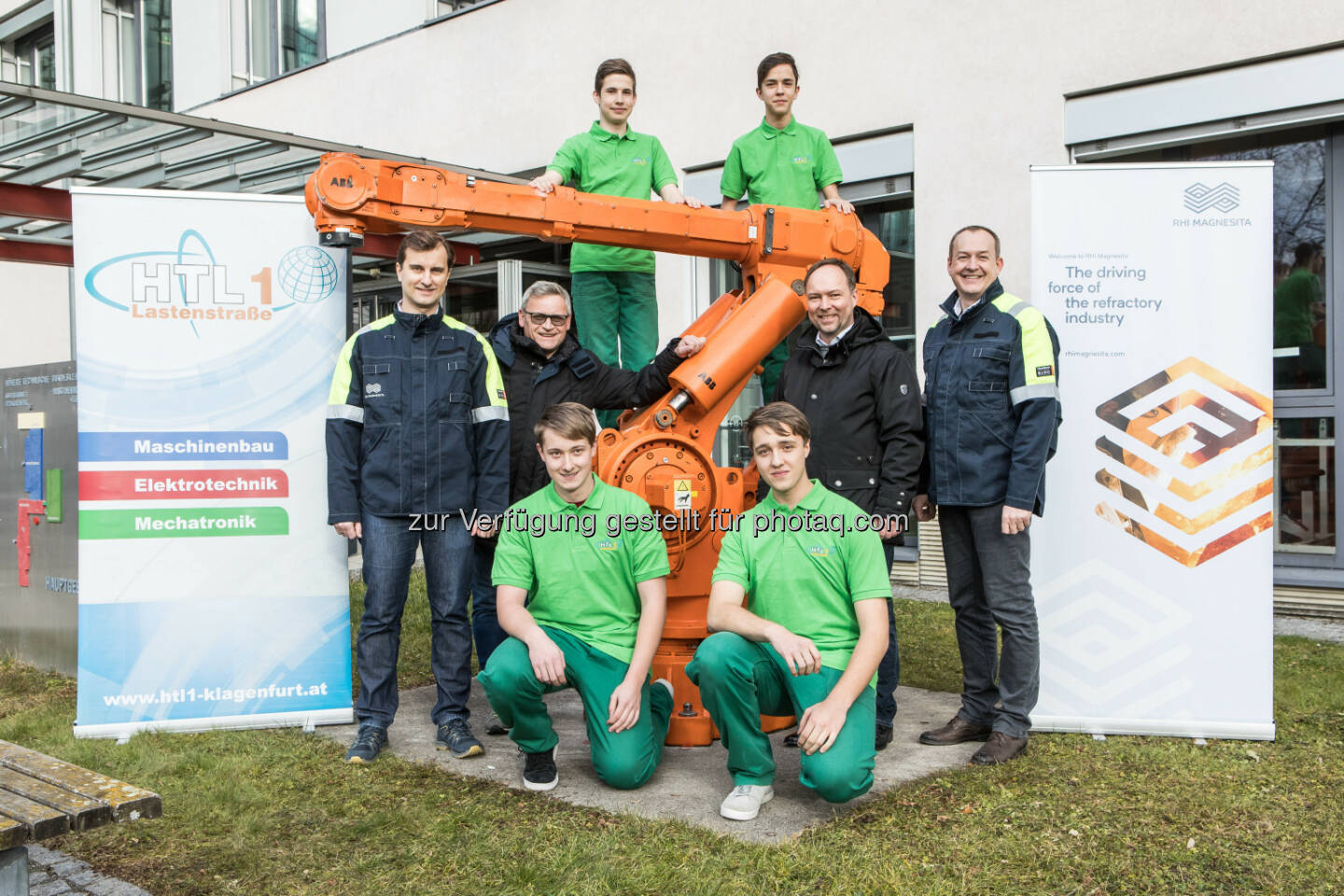 Die Schüler der HTL Lastenstraße freuen sich über das Roboter-Geschenk von RHI Magnesita. v.l.n.r: Rudolf Kofler (RHI Magnesita), Gerhard Rendl (Leitung Werkstätten, HTL Lastenstraße), Peter Grengl (Abteilungsvorstand für Mechatronik, HTL Lastenstraße) und Heimo Wagner (Werksleiter RHI Magnesita in Radenthein) mit Schülern der HTL Lastenstraße. Credit: RHI Magnesita