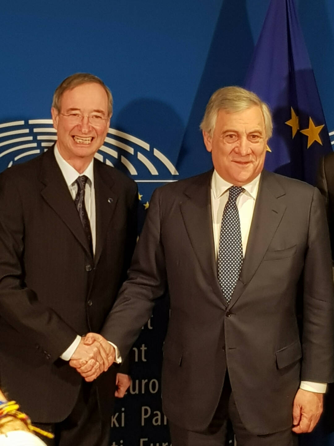 Der Präsident der Europäischen Wirtschaftskammern EUROCHAMBRES, Christoph Leitl, und der Präsident des Europäischen Parlaments, Antonio Tajani, haben ein Memorandum für eine Partnerschaft im Vorfeld der Europawahlen unterzeichnet. Die Partnerschaft wird durch das EUROCHAMBRES Netzwerk von über 800 Wirtschaftskammern in der gesamten EU dazu beitragen, die Europäer im Vorfeld der Europawahlen verstärkt zu informieren. Credit: WKÖ