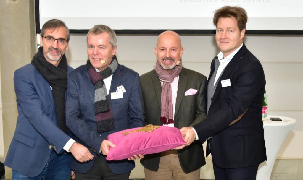 Die DLH Real Estate Austria GmbH und die Post Systemlogistik GmbH werden ab 1. Februar 2019 eine langjährige, gemeinsame Partnerschaft eingehen. Im ersten Schritt wird die Post Systemlogistik GmbH am „Industrial Campus Vienna East“ eine Halle mit 6.300 m² Lagerfläche und in weiterer Folge eine zweite, deckungsgleiche Halle direkt angrenzend anmieten. Zusätzlich bezieht die Post-Tochter Büroflächen im Ausmaß von 300 m².Bild (v.l.): Mario Sander, Managing Director DLH; Christian Vogt, Country Manager DLH Austria; Wolfgang Einer, Leitung Logistic Services Österreichische Post; Christian Keim, Geschäftsführer Post Systemlogistik GmbH, (c): DLH, © Aussendung (31.01.2019) 