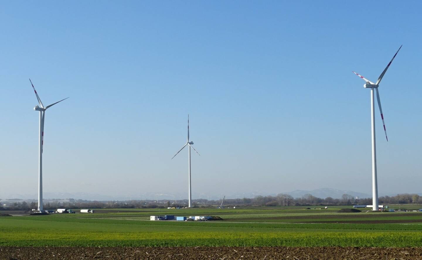 EVN: Nach einer planmäßigen Bauzeit von sieben Monaten startet der neue Windpark Au am Leithaberge seinen Betrieb. Mit einer Gesamtleistung von knapp 18 MW liefern die fünf modernen Windkraftanlagen von nun an 100% erneuerbaren Strom für über 10.000 Haushalte in der Region. Credit: EVN