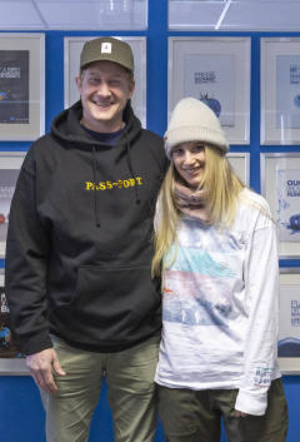 Anna Gasser verlängert Sponsorvertrag mit Blue Tomato - Snowboard-Olympiasiegerin bleibt für weitere drei Jahre im Team des internationalen Boardsport- und Lifestylespezialisten, im Bild mit Adam Ellis, Credit Blue Tomato