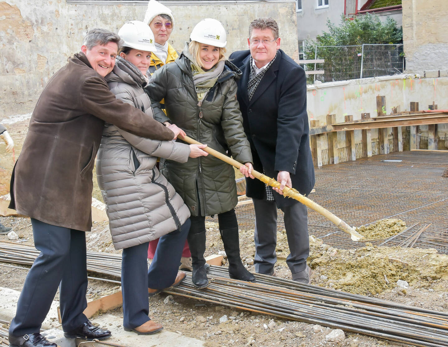 Raiffeisen Vorsorge Wohnung GmbH: Spatenstich für drei Dutzend Wohnungen in Rudolfsheim-Fünfhaus; Von links nach rechts: Markus Hödl (GF ImmoInvest), Elisabeth Binder (GF RVW), DI Vera Biedermaier (Vorsitzende des Bauausschusses) Mag. Marion Weinberger-Fritz (GF RVW), DI Christian Apoloner (GF Felice Immobilienentwicklung Gmbh); Credit: Willi Kraus, RVW