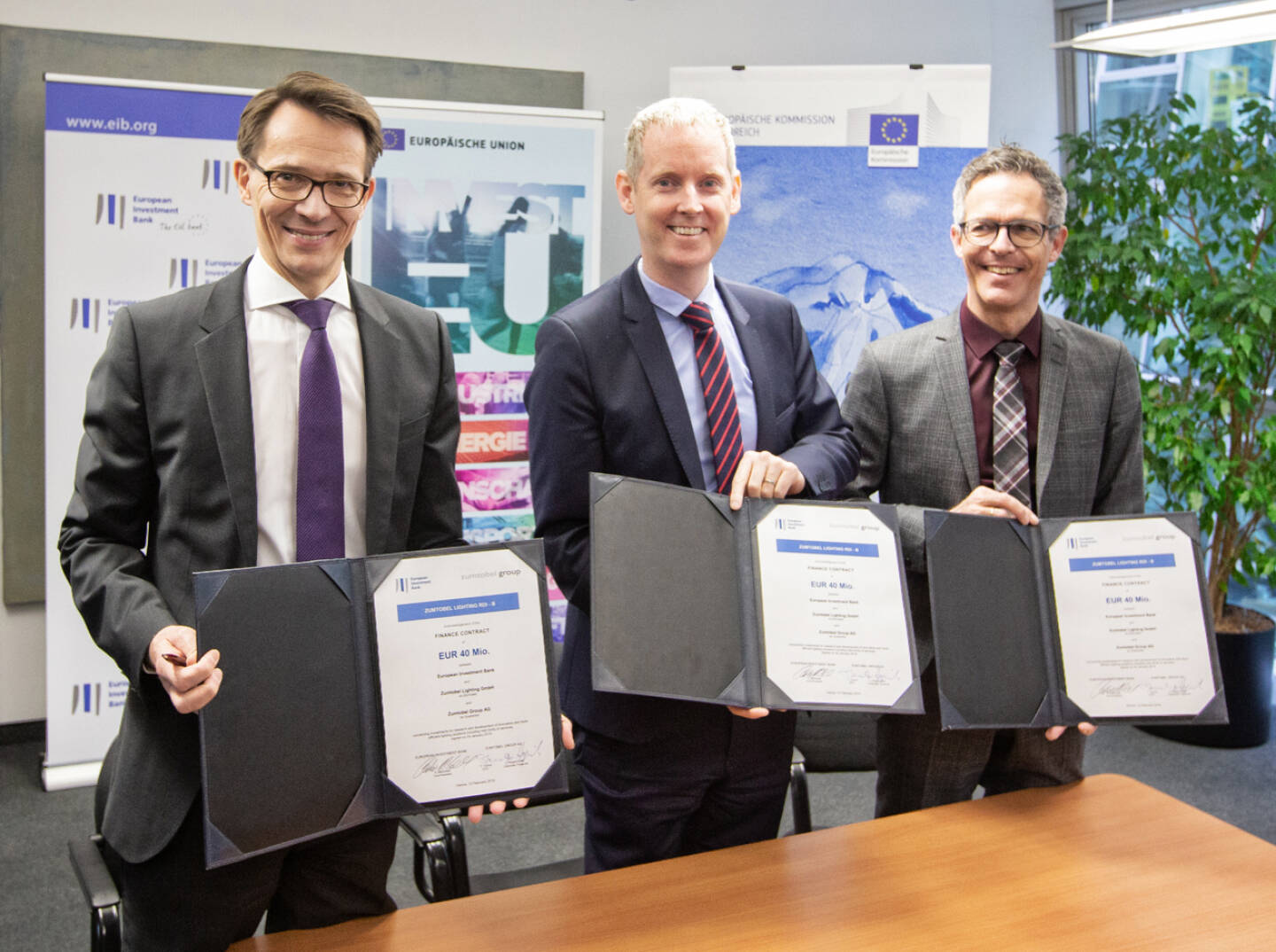 EIB stellt Zumtobel Group insgesamt 80 Millionen Euro zur Verfügung v.l.n.r.: Thomas Tschol, CFO Zumtobel Group,  Andrew McDowell, EIB Vice-President, Christian Hogenmüller, Head of Corporate Treasury Zumtobel Group  -   Fotocredit: Christophe Quirion
Boerse Social Magazine
Vienna