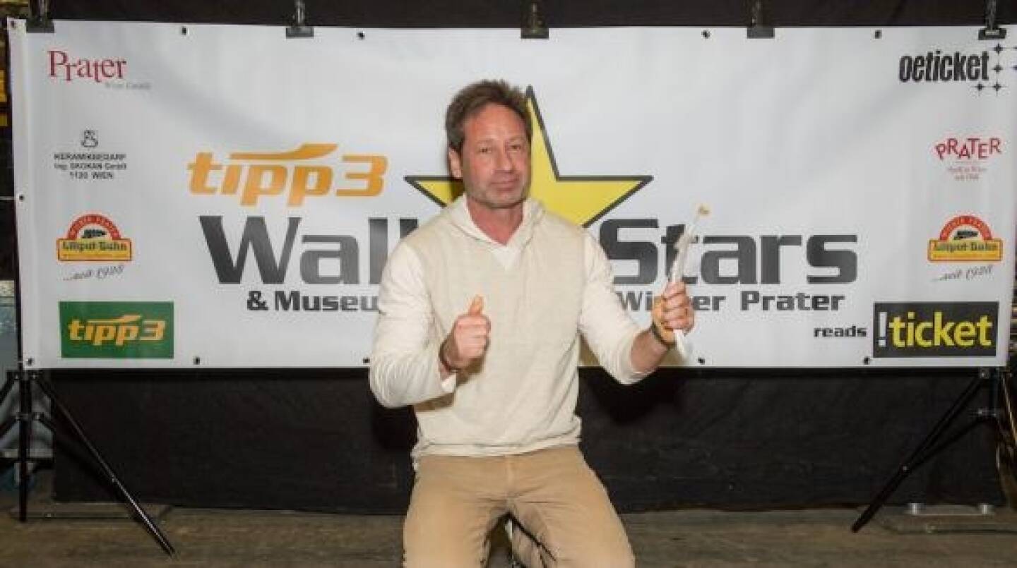  Bei seinem Wien-Konzert am 12. Februar 2019 hat sich Hollywood-Actor David Duchovny im Rahmen einer privaten Zeremonie am tipp3 Walk of Stars verewigt. © Haide Media/Johannes Ehn