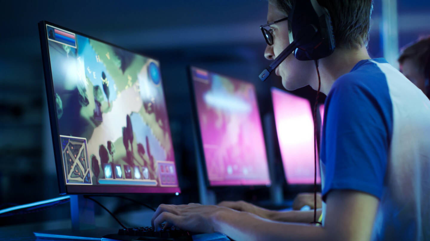 E-Sports, Gaming, Computer Spiel, Spieler https://de.depositphotos.com/164812330/stock-photo-team-of-professional-esport-gamers.html