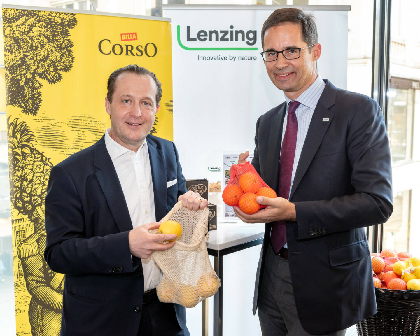 Die Lenzing Gruppe und BILLA bieten Konsumenten alternative Lösungen zu Verpackungen aus Plastik. Die neu auf den Markt gebrachten Mehrwegnetze für Obst und Gemüse aus LenzingTM Modalfasern finden großen Anklang: Seit der Einführung der Mehrwegnetze im November 2018 sind bereits über 138.000 Stück bei BILLA, MERKUR und ADEG verkauft worden. Lenzing-Vorstandsvorsitzender Stefan Doboczky mit Lenzing-Vorstandsvorsitzender Stefan Doboczky; Credit: Lenzing