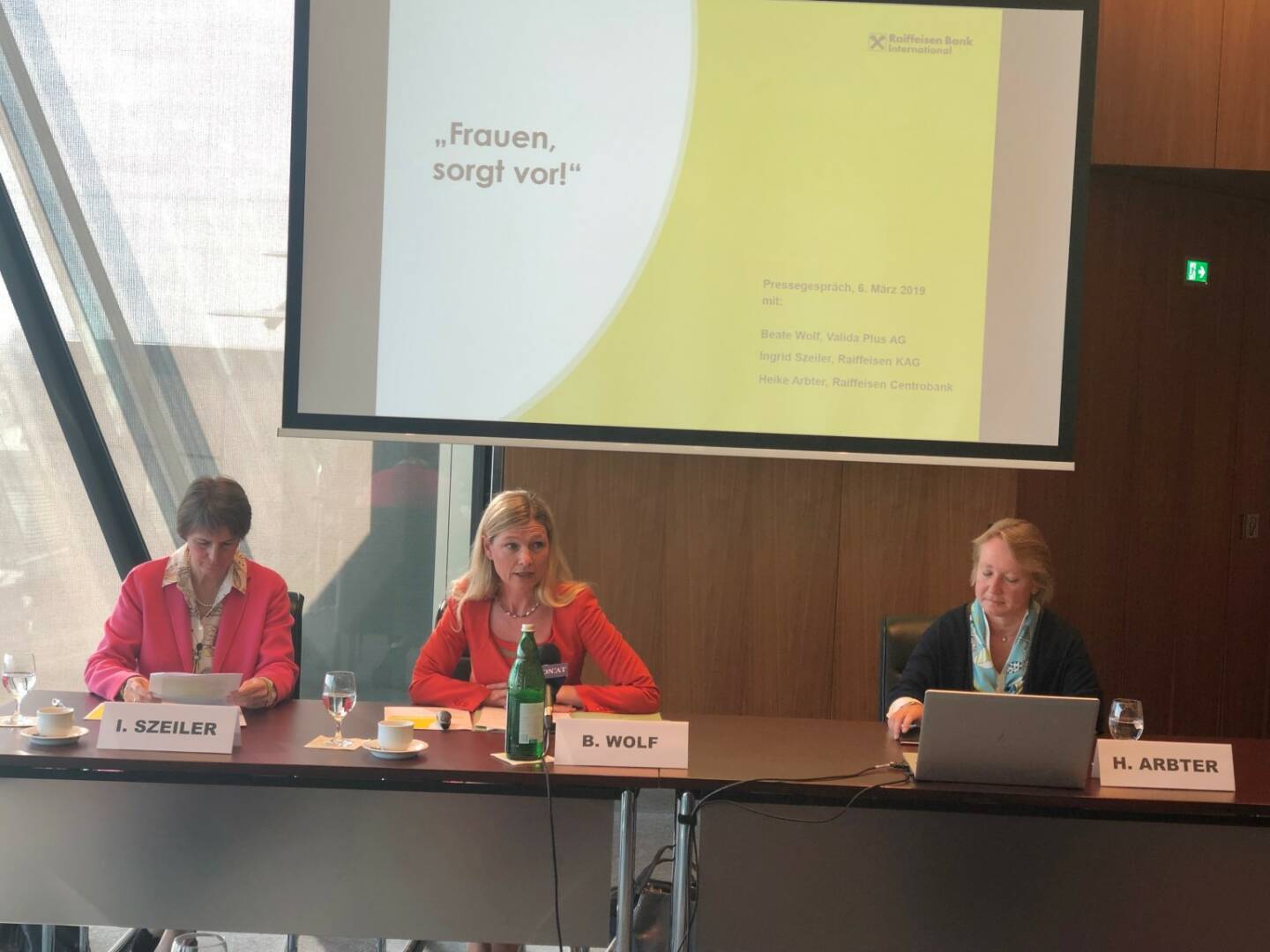 Pressekonferenz zum Thema Frauen sorgt vor mit Ingrid Szeiler (Raiffeisen KAG), Beate Wolf (Valida Vorsorgekasse), Heike Arbter (RCB), Credit: BSM